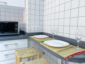 Luxury Apartment with Pool Large Terrace & Balconies in Hivernage Marrakech的厨房或小厨房