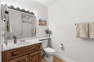 巴拿马城海滩Shores of Panama 108的带水槽、马桶和镜子的浴室 更多16张照片