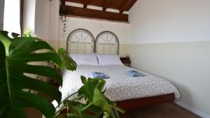 a bedroom with a bed and a plant at Il Giardino di Berbech Città Alta in Bergamo