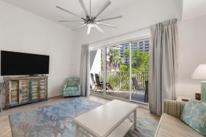 巴拿马城海滩Shores of Panama 108的配有平板电视和沙发的客厅