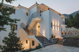 een huis met trappen ervoor bij Capital Suites Skopelos in Neo Klima
