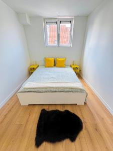 Postel nebo postele na pokoji v ubytování Modern 1BR & 1LR Apartment, 10 min Walk to City Center