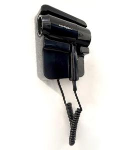 un telefono con filo nero appeso a una parete di Sofu Inn a Jelutong Altre 25 foto
