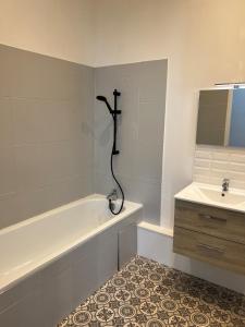 Ένα μπάνιο στο Beautiful apartment Bordeaux Bagatelle