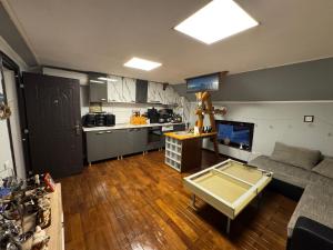 a living room with a couch and a kitchen at Lola's Apartment in Arad