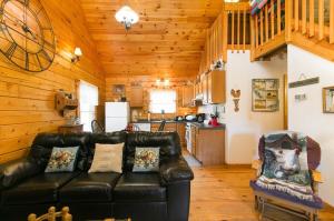 Posezení v ubytování Blueberry Hill Cabin-Private, secluded cabin with a fireplace and New Hot Tub 2025
