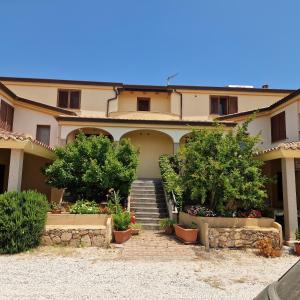 une maison avec des escaliers et des arbres devant dans l'établissement Appartamento Salvatore Caletta sul mare, à La Caletta