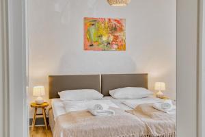 a bedroom with a bed with towels on it at Suite Kelnhof Patio - Cozy Riverside Apartment in Küssaberg