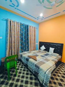Ένα ή περισσότερα κρεβάτια σε δωμάτιο στο Bakhshi Holiday home stay