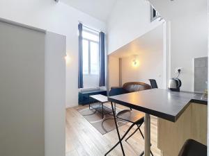 une salle à manger avec une table et quelques chaises dans l'établissement La Capsule Colocation Appartement partagé à deux personnes maximum, à Rouen