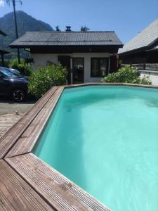 Bazén v ubytování Mazot en Abondance nebo v jeho okolí