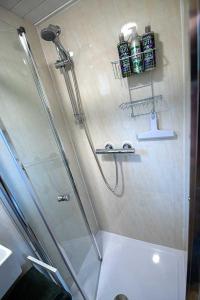 Vannituba majutusasutuses Sycamore Shepherd's Hut