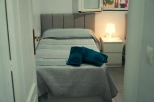 two beds in a small room with a blue pillow at Casa la Serrana in Yecla +64 photos