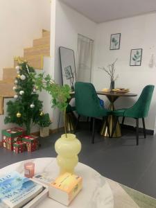 Shanghai Garden Historical loft Apartment with courtyard and citywalk- Near Downtown Wukang Road休息區
