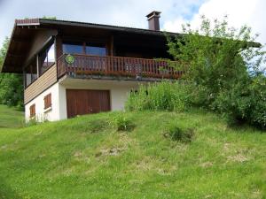 a house with a balcony on top of a hill at Les Gîtes Du Pré Nouveau in Prénovel
