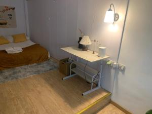 Shanghai Garden Historical loft Apartment with courtyard and citywalk- Near Downtown Wukang Road房間的床