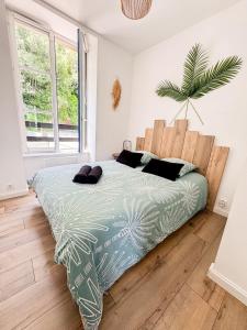 カンペールにあるAppartement Quimper Centre ville avec Parkingのベッドルーム1室(ベッド1台、緑の掛け布団付)