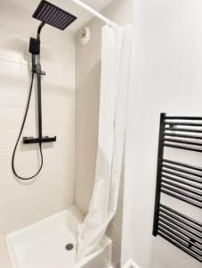 カンペールにあるAppartement Quimper Centre ville avec Parkingのシャワーカーテン付きのシャワー付きバスルーム
