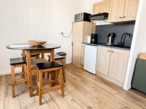 カンペールにあるAppartement Quimper Centre ville avec Parkingの小さなキッチン(テーブル、椅子付)