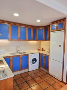 Kuchyňa alebo kuchynka v ubytovaní Apartamentos Turisticos CAN CUNILL