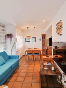 Televízia a/alebo spoločenská miestnosť v ubytovaní Apartamentos Turisticos CAN CUNILL