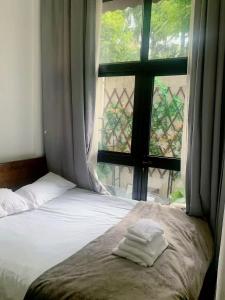 Shanghai Garden Historical loft Apartment with courtyard and citywalk- Near Downtown Wukang Road房間的床