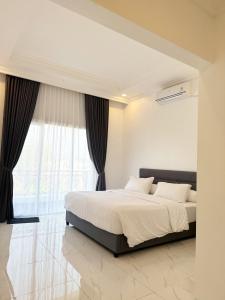 Postel nebo postele na pokoji v ubytování Panorama Sanad Resort