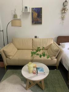 Shanghai Garden Historical loft Apartment with courtyard and citywalk- Near Downtown Wukang Road休息區