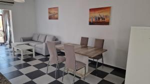 A seating area at Hôtel Mandy