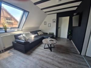 Ruang duduk di Ferienwohnung am See Dillich - Eigener eingezäunter Garten - Ruhige Lage - Hunde willkommen - Natur vor der Haustür