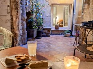una mesa con un plato de pan y vasos de leche en La 54 Provence, en LʼIsle-sur-la-Sorgue