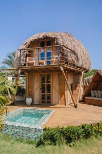 JERUSALEMA BEACH GLAMPING内部或周边的泳池