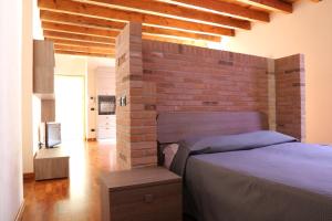 Кровать или кровати в номере Appartamenti Medioevo