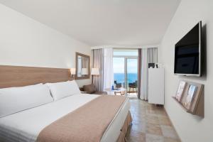 TV a/nebo společenská místnost v ubytování Meliá Calviá Beach