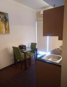 ジャカルタにあるEks Hotel Aston Marina Ancolの小さなキッチン(テーブル、椅子、シンク付)