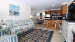 Una sala de estar con un sofá y una cocina. en Broadway Beach Unit 7, en Cape May