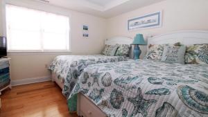 1 dormitorio con 2 camas y TV en Broadway Beach Unit 7, en Cape May