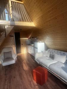 - un salon avec un canapé blanc et un escalier dans l'établissement Sweet Cottage, à Kobuleti