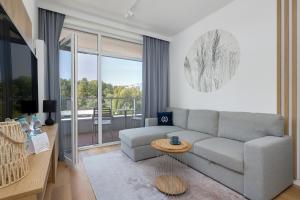 Posezení v ubytování Apartament 3MOLA Ku Morzu - Basen, Balkon oraz Prywatny Taras na dachu, Free Parking, 150 metrów do Morza