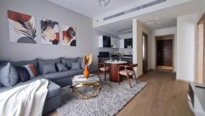 Khu vực ghế ngồi tại Axxodia Sheikh Zayed Aeon Towers 1br Apt