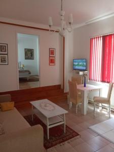 una sala de estar con un sofá y una mesa en Apartments M- Center, en Soko Banja