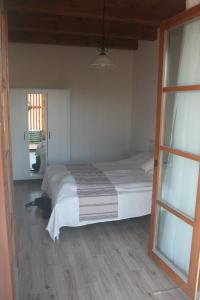 een slaapkamer met een groot bed in een kamer bij Malomkő Apartman in Zsira