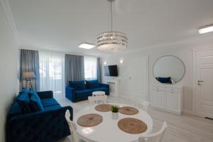 TV a/nebo společenská místnost v ubytování Apartamenty Malachit