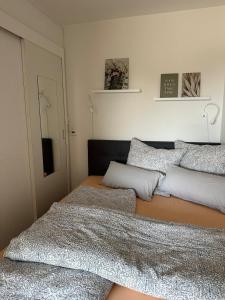 two beds sitting next to each other in a bedroom at Kleine Perle mit Bodenseeblick und Sonnenterrasse in Daisendorf +125 photos