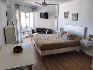 Posteľ alebo postele v izbe v ubytovaní Apartamento Estudio en Chinasol Primera Línea Playa San Cristóbal