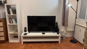 ニースにあるStudio Carré d 'Or - 5 minutes de la merの白いエンターテイメントセンターに座って薄型テレビを視聴できます。 +3枚の写真