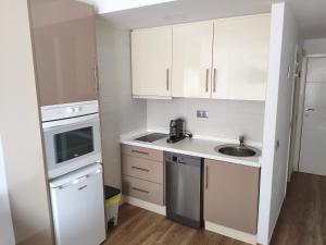 Kuchyňa alebo kuchynka v ubytovaní Apartamento Estudio en Chinasol Primera Línea Playa San Cristóbal