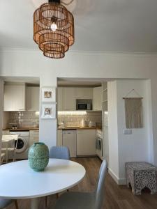 a kitchen and dining room with a table and chairs at Delta Marina Vilamoura in Quarteira