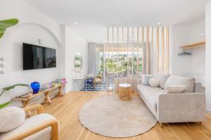 TV a/nebo společenská místnost v ubytování Ocean Studio by ENDLESS SUN I modern comfort, sea view, wi-fi, parking & rooftop pool