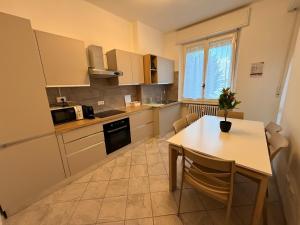 eine Küche mit Tisch und ein Esszimmer in der Unterkunft A casa di matty in Agliano Terme + 13 Fotos